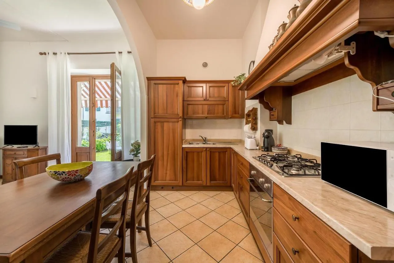Casa Gemma - Apartment With Garden Torri Del Benaco Italy